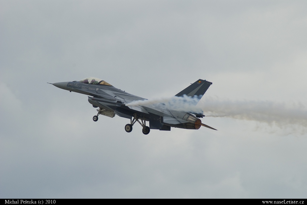 Fotografie F16 Fighting Falcon, neznámá