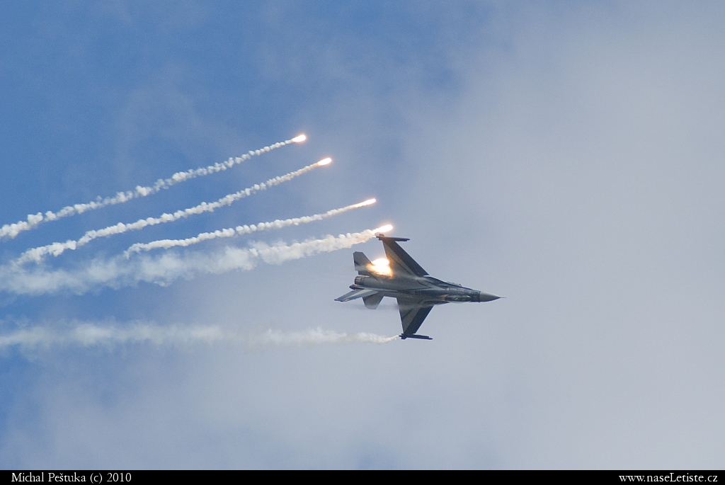 Fotografie F16 Fighting Falcon, neznámá